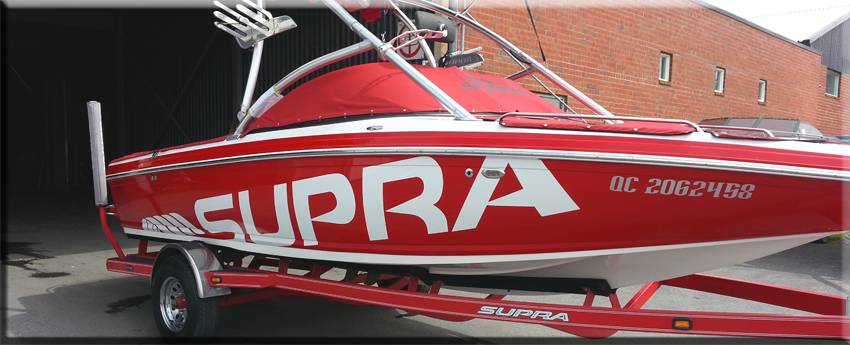 Lettrage de vinyle blanc lustr&eacute;, Bateau de wake Supra